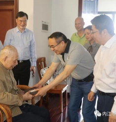 慰问离退休老同志 传递浓浓敬老情