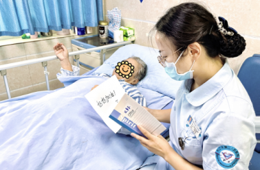 肌酐值遇见了皱纹里的光：一次透析背后的心灵对话