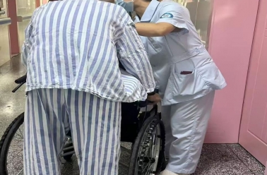 当尊严被守护：一位留守老人的温暖归途